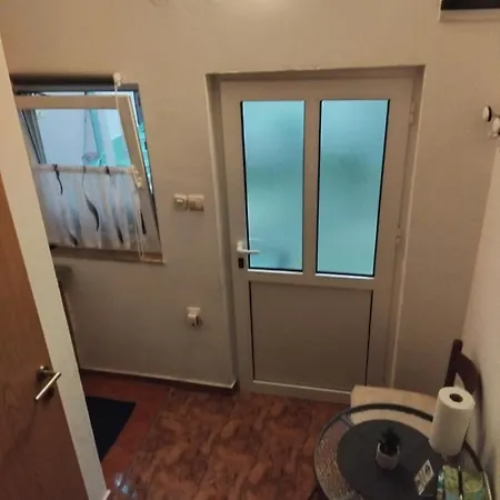 Apartment Sara Center No1 *